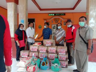 Peduli Wong Cilik, PDI Perjuangan Kabupaten Cirebon Berikan Bantuan Pada Korban Banjir di Kecamatan Waled